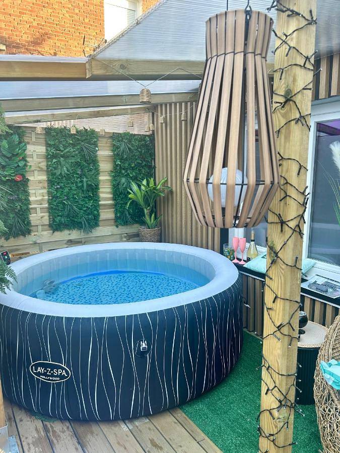Appartement entier, Suite Rétro Chic avec Spa en Terrasse in Biache-Saint-Vaast, Région d'Arras