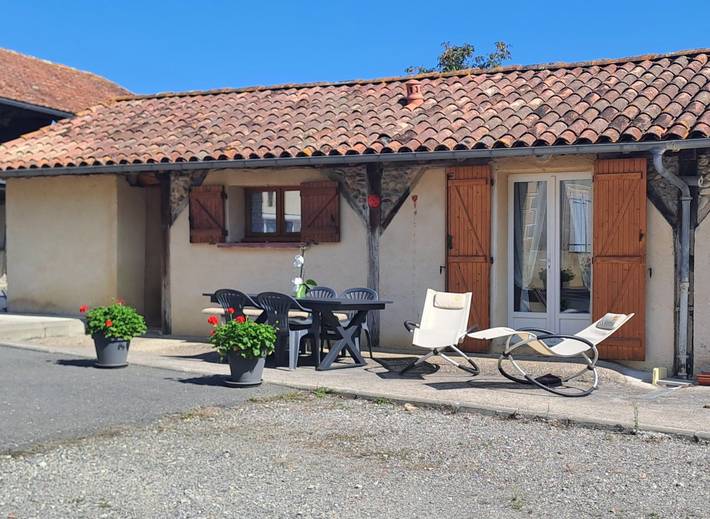 Gîte pour 4 personnes, avec jardin ainsi que terrasse et piscine à Saint-Pé-Delbosc
