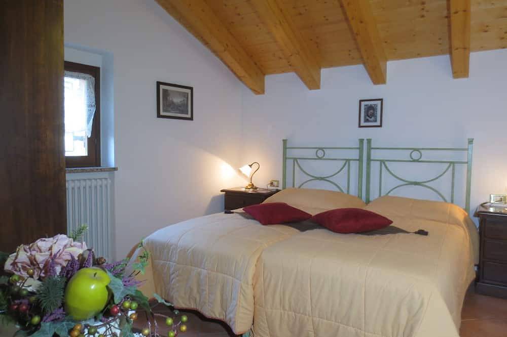 Ganze Wohnung, Geräumiges, Ruhiges, Helles, Strategisches Penthouse Im Zentrum. atemberaubenden Ansichten in Molveno, Brentagruppe