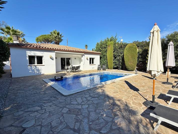 Casa rural para 6 personas, con terraza además de jardín y piscina, Se admiten mascotas en Calonge - 2