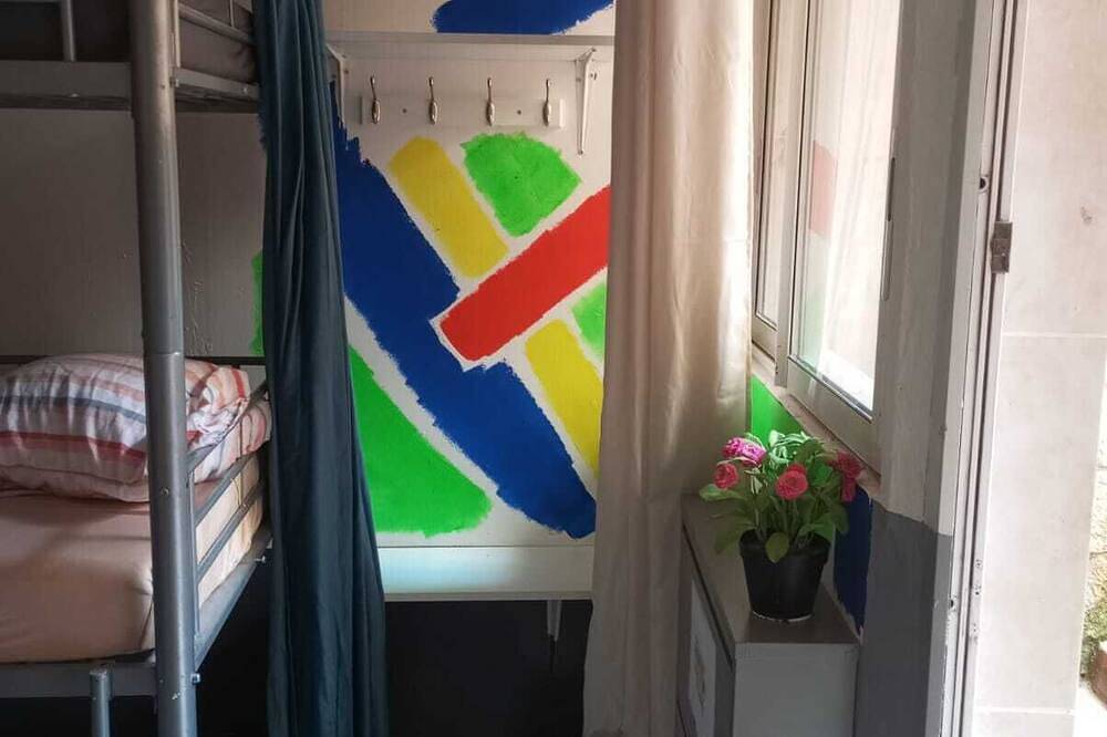 Hostel close to shops, fast food, bars, buses. Ideal for families in Bagnols-sur-Cèze, Nimes und Umgebung