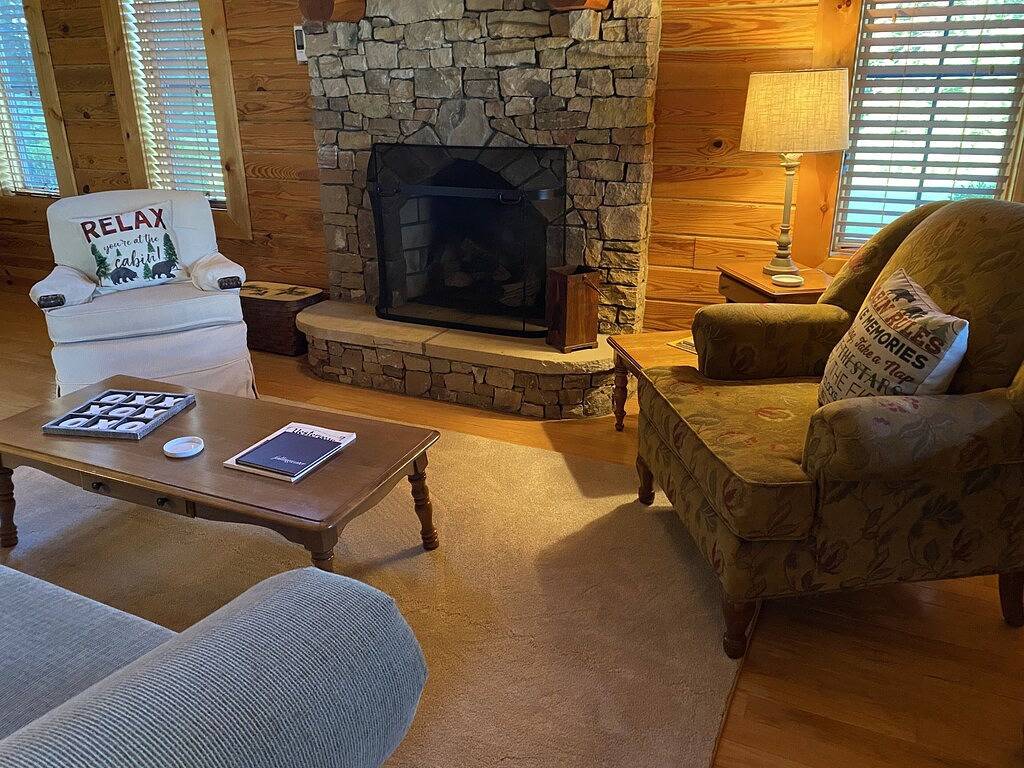 Cooley’s Cottage is a beautiful log home with a hot tub! in Ohiopyle, Pennsylvania