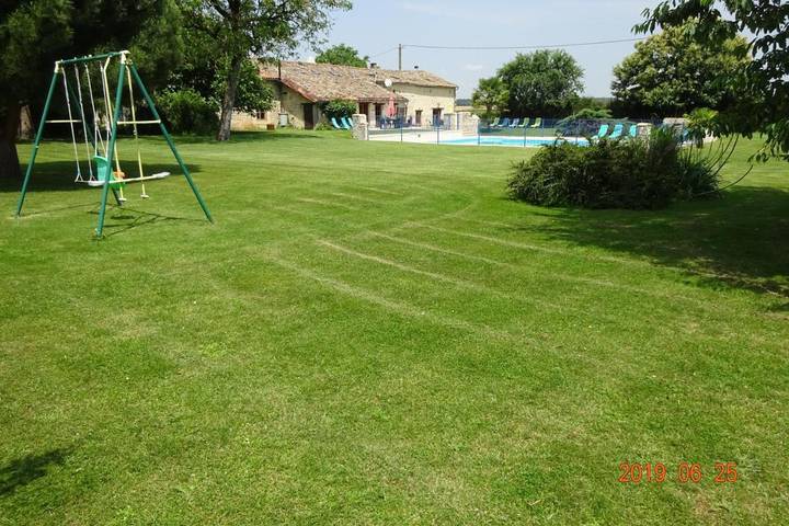 Location de vacances pour 4 personnes, avec piscine ainsi que vue et jardin à Sauzé-Vaussais - 3