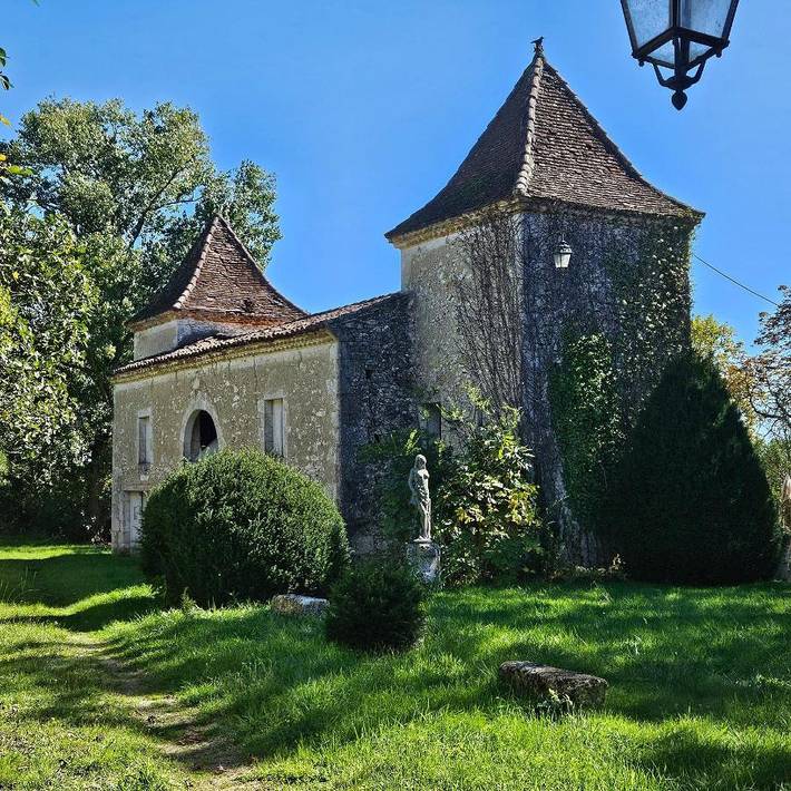 Location de vacances pour 9 personnes, avec Terrasse et Jardin ainsi que Piscine et Vue à Sainte-Marie (Midi-Pyrénées)