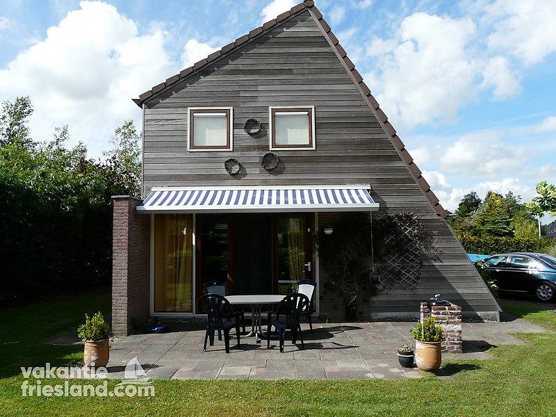 Vakantiefriesland — Ferienhaus Grou mit Balkon mit Blick auf den Kanal in Nationalpark De Alde Feanen