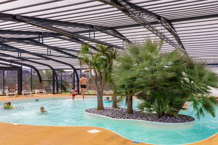 Camping pour 6 personnes, avec terrasse et piscine