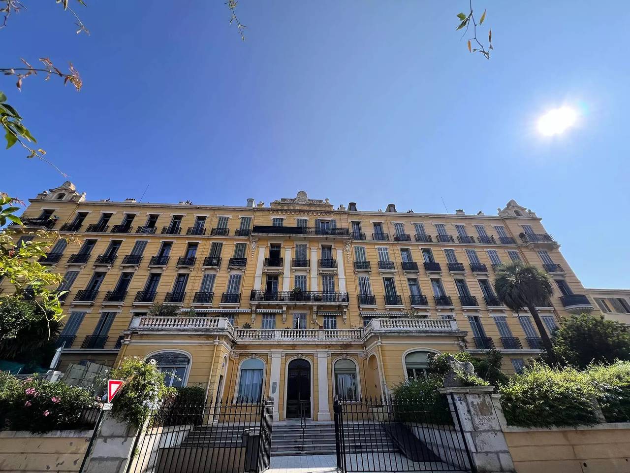 Entire apartment, Superb air-conditioned apartment for 4 people in downtown Hyères in Hyeres, Parc national Port-Cros