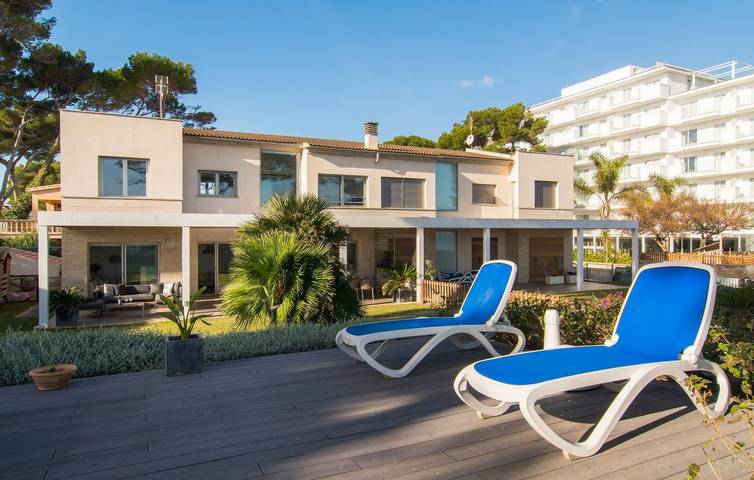 Seaside Escape mit Terrasse: 1km zum Strand in Playa de Muro, Muro