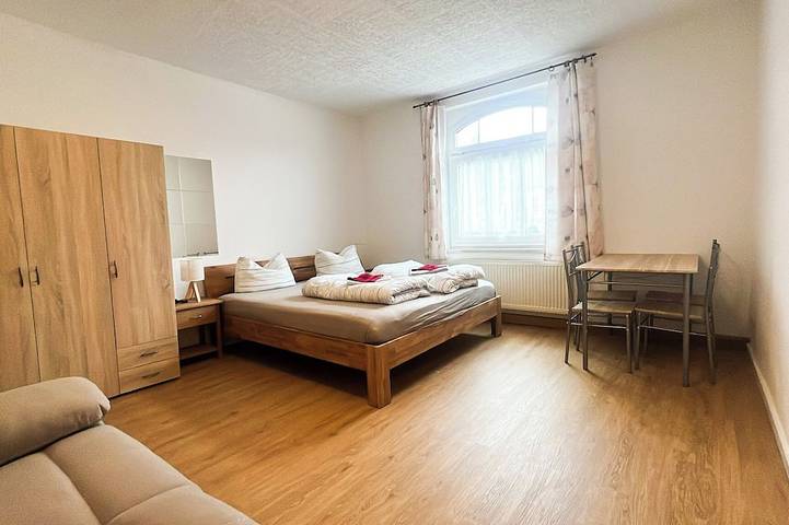 Ganze Wohnung, Apartment with 3 Sleeping rooms, 3 bathrooms, kitchen, wifi, netflix, second fl. in Rudolstadt, Saaleland