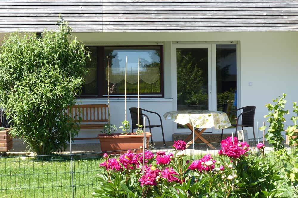 Geheel appartement, Vacation apartment, 1 bedroom, 1 living room, terrace with garden, max. 2 persons in Lichtenstein, Neckar-Alb