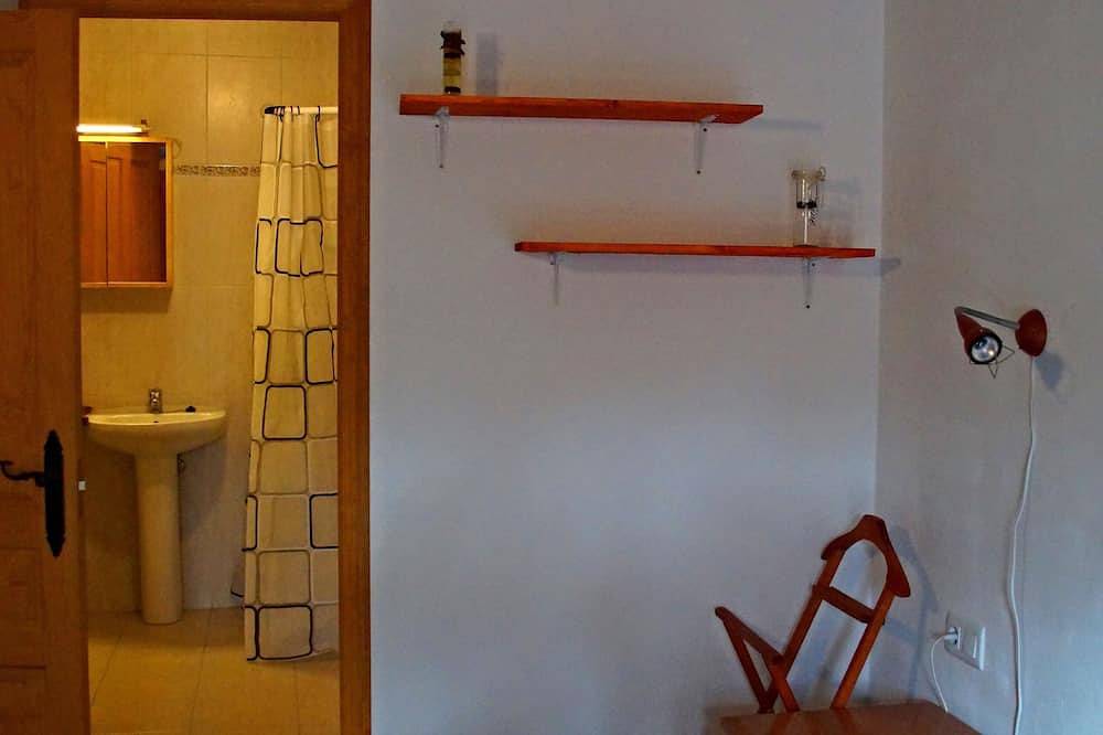 Apartamento entero, Apartamento Azul - romántico, auténtico, con mucho espacio y excelentes vistas in Torroja, Priorat