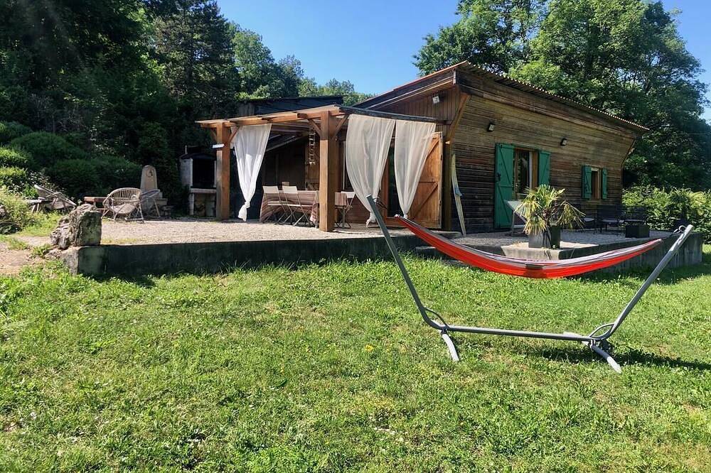 Atypical chalet, calm nature and river in Hautecourt-Romanèche, Jura Francais