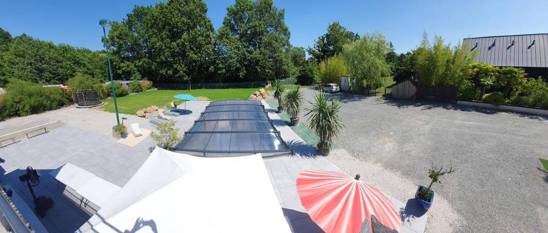 Maison de vacances pour 26 personnes, avec Balcon et Terrasse ainsi que Jardin et Piscine en Indre-et-Loire
