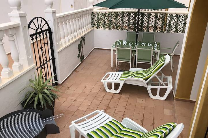 Ferienwohnung für 6 Personen, mit Terrasse und Garten sowie Pool in La Zenia