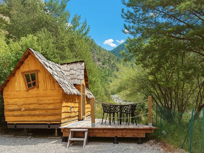 Camping pour 4 personnes, avec terrasse dans le Parc national du Mercantour