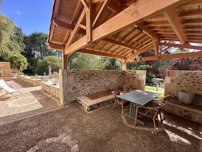 Gîte pour 4 personnes, avec terrasse ainsi que piscine et jardin à Rouzède