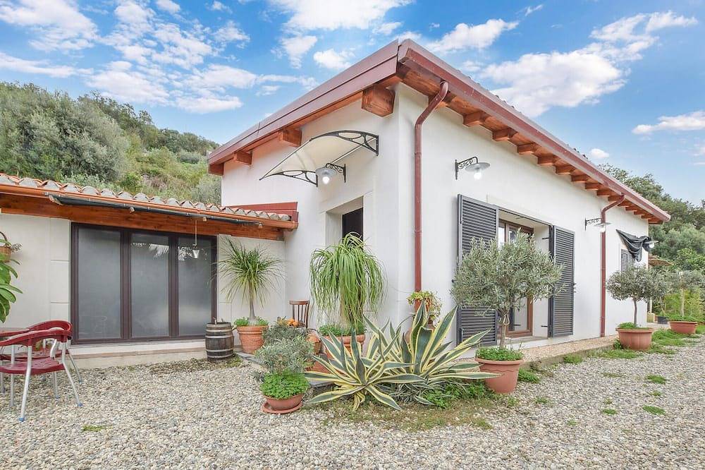 2 bedroom beautiful home in Santa Teresa di Riva in Savoca, Messina Provinz