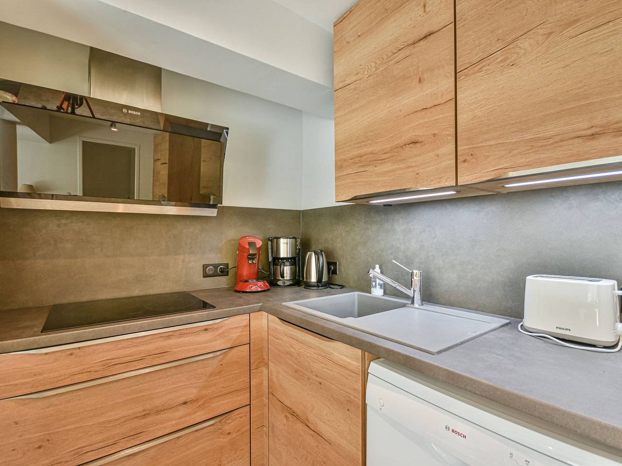 Entire apartment, Charming Ski-in/Ski-out Apartment with Pool and Tennis Courts in Les Gets - Sleeps 4 in Les Gets, Les Portes du Soleil