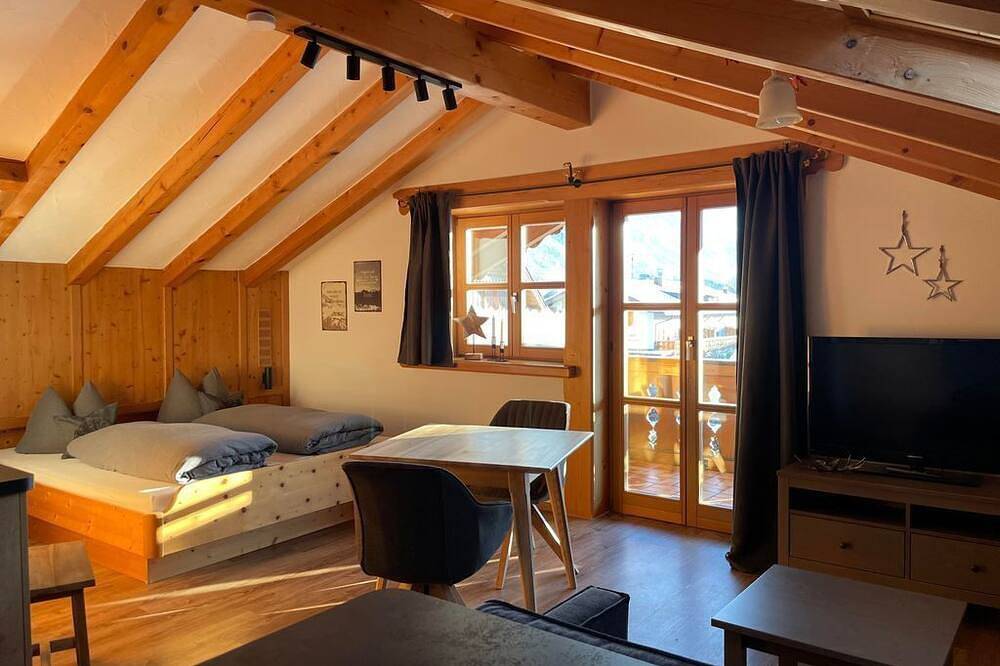 Ganze Wohnung, \"Platzhirsch\" Fewo/Wohn-Schlafraum/Dusche, Wc - Elisabeth, Landhaus in Krün, Bayerische Alpen