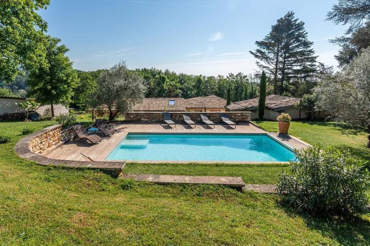 Location de vacances pour 12 personnes, avec jardin ainsi que terrasse et piscine à Saint-Didier-au-Mont-d'Or - 2