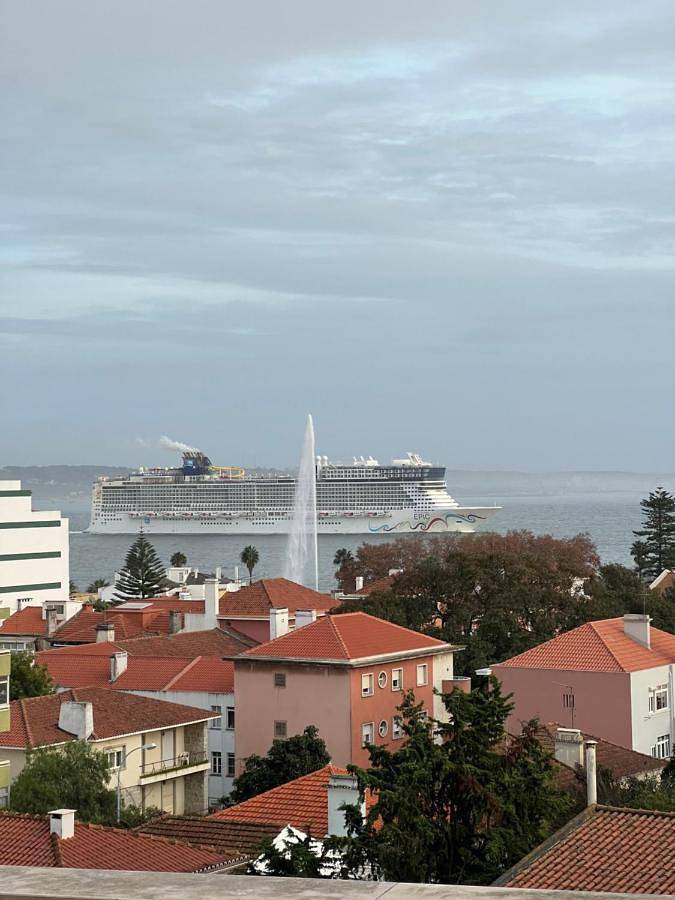 Apartamento inteiro, Deluxe Double Room with Sea View in Paço de Arcos, Oeiras