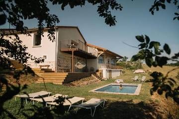 Gîte pour 12 personnes, avec piscine ainsi que vue et terrasse à Saint-Jodard