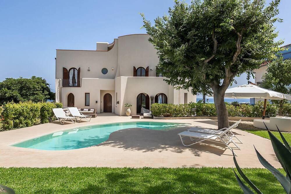 Villa Schisò, exclusive location for 12 people, in front of the sea with pool. in Spiaggia dei Greci, Giardini-Naxos