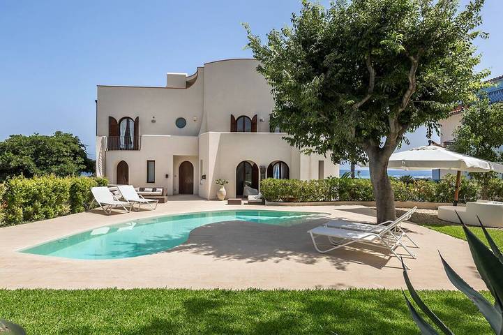 Villa for 13 people, with garden and balcony in Giardini-Naxos