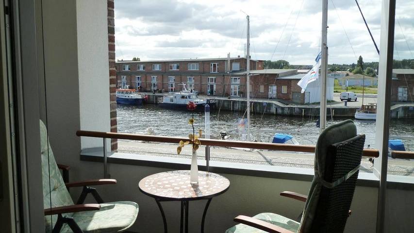 Ferieleilighet for 2 personer, Balkong og Terrasse i tillegg til Sauna og Innsjøutsikt i Wismar