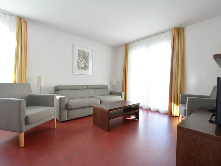 Ferienwohnung für 4 Personen, mit Balkon und Terrasse sowie Garten und Ausblick in Graubünden - 2