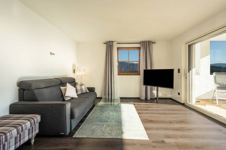 Entire apartment, Apartment "Oma luisa - Schlosserhaus 31" with Balcony, Mountain View & Wi-Fi in Tisens, Nonsberg Group