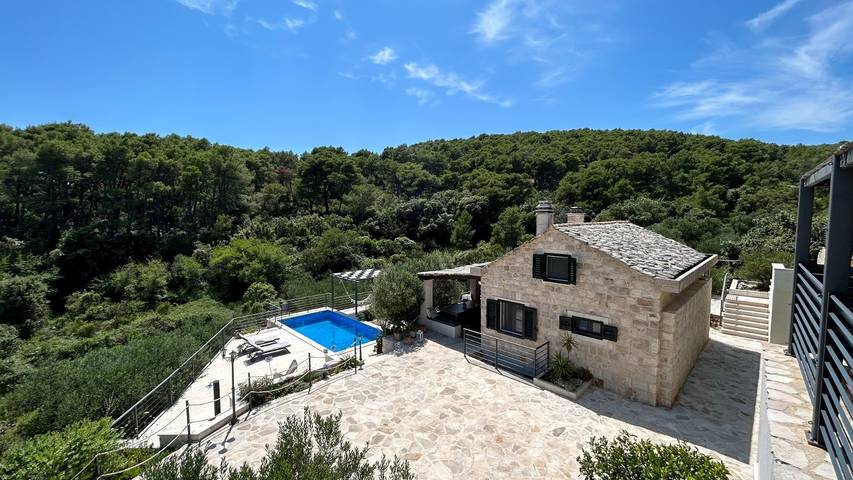 Villa pour 8 personnes, avec Balcon/Terrasse ainsi que Jardin et Piscine à Sumartin