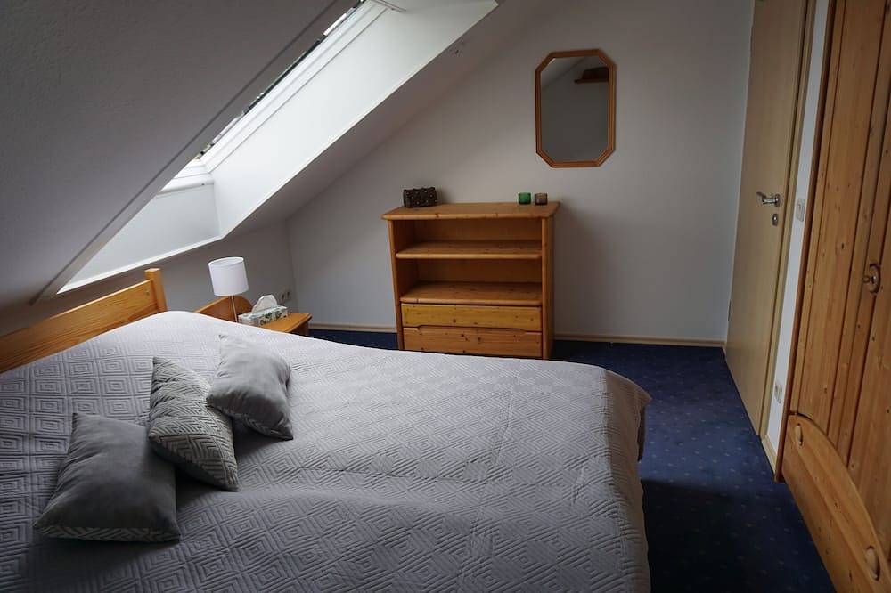 Ganze Wohnung, Gemütliche Ferienwohnung in ruhiger Lage am Maintalradweg mit Stellpl u. Wallbox in Wertheim, Fränkisches Weinland