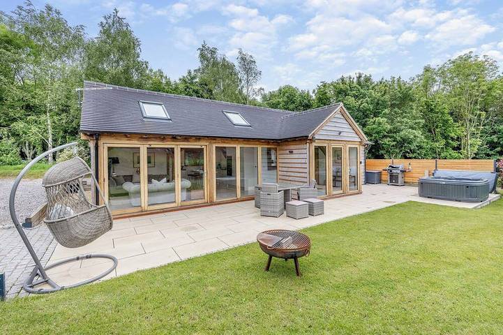 Glamping for 4 people, with hot tub and garden in Staffordshire