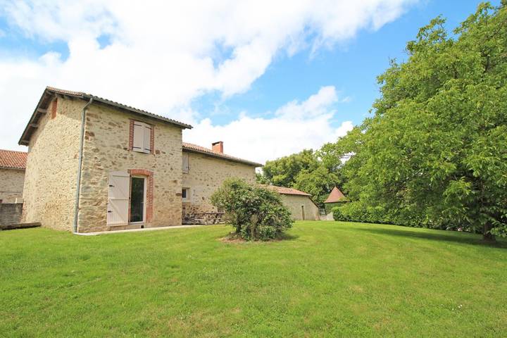 Gîte pour 7 personnes, avec terrasse et jardin à Saint-Laurent-sur-Gorre