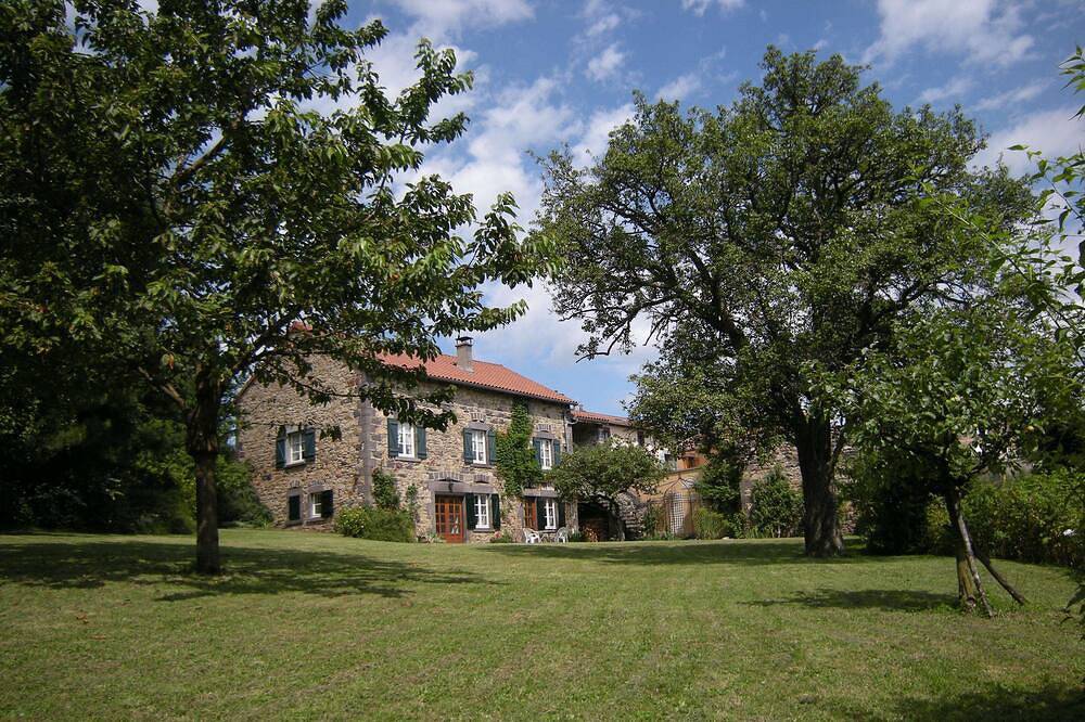 4* Au pied du Puy-de-Dôme Patrimoine mondial Parc Volcans. Borne recharge elect in Orcines, Parc naturel régional des Volcans d'Auvergne