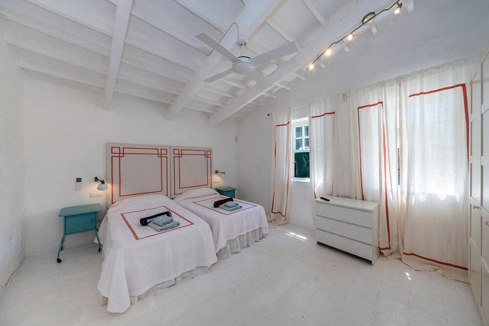 Deluxe Santa Monica - Six Bedroom Villa, Sleeps 12 in Es Migjorn Gran, Menorca