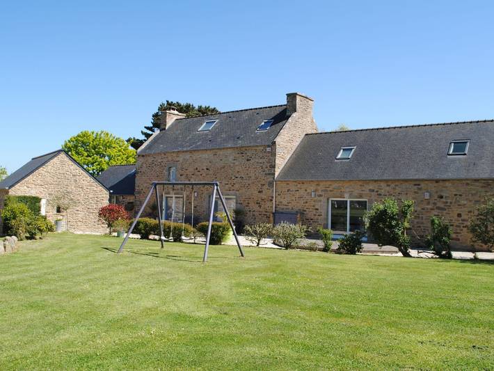 Ferienhaus für 8 Personen, mit Terrasse und Garten sowie Pool und Ausblick in Plouguin