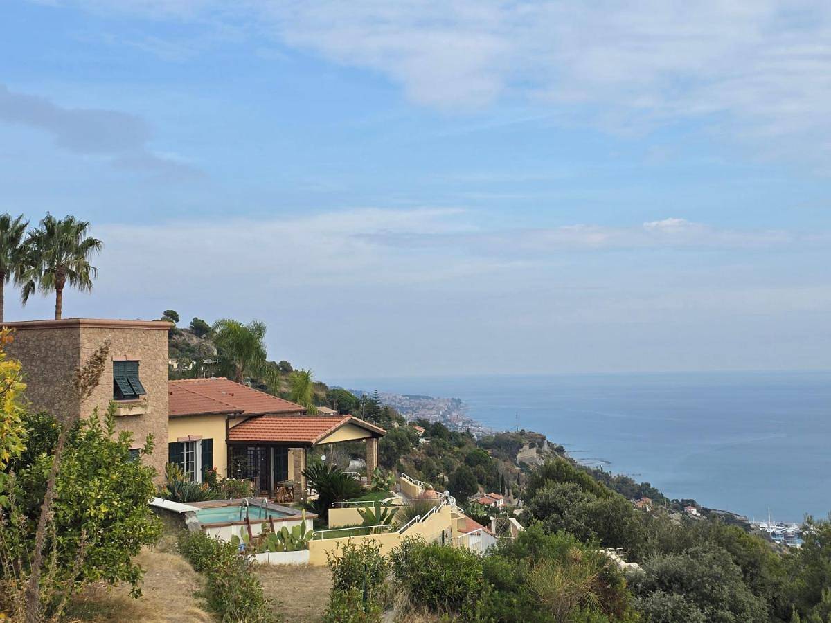 Mie sorelle (tra cielo e mare) in Ventimiglia, Ligurische Küste