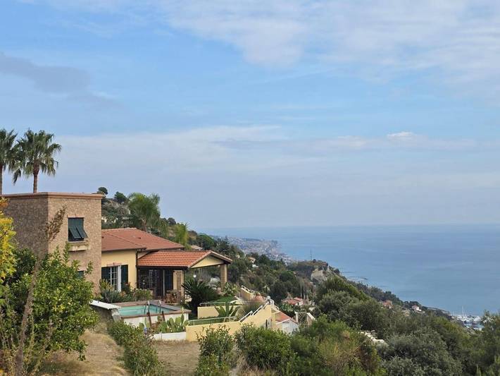 Ferienhaus für 7 Personen, mit Terrasse und Garten sowie Pool und Ausblick in Ventimiglia