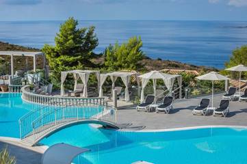Cottage pour 3 personnes, avec terrasse et vue ainsi que jardin et piscine dans Argostóli