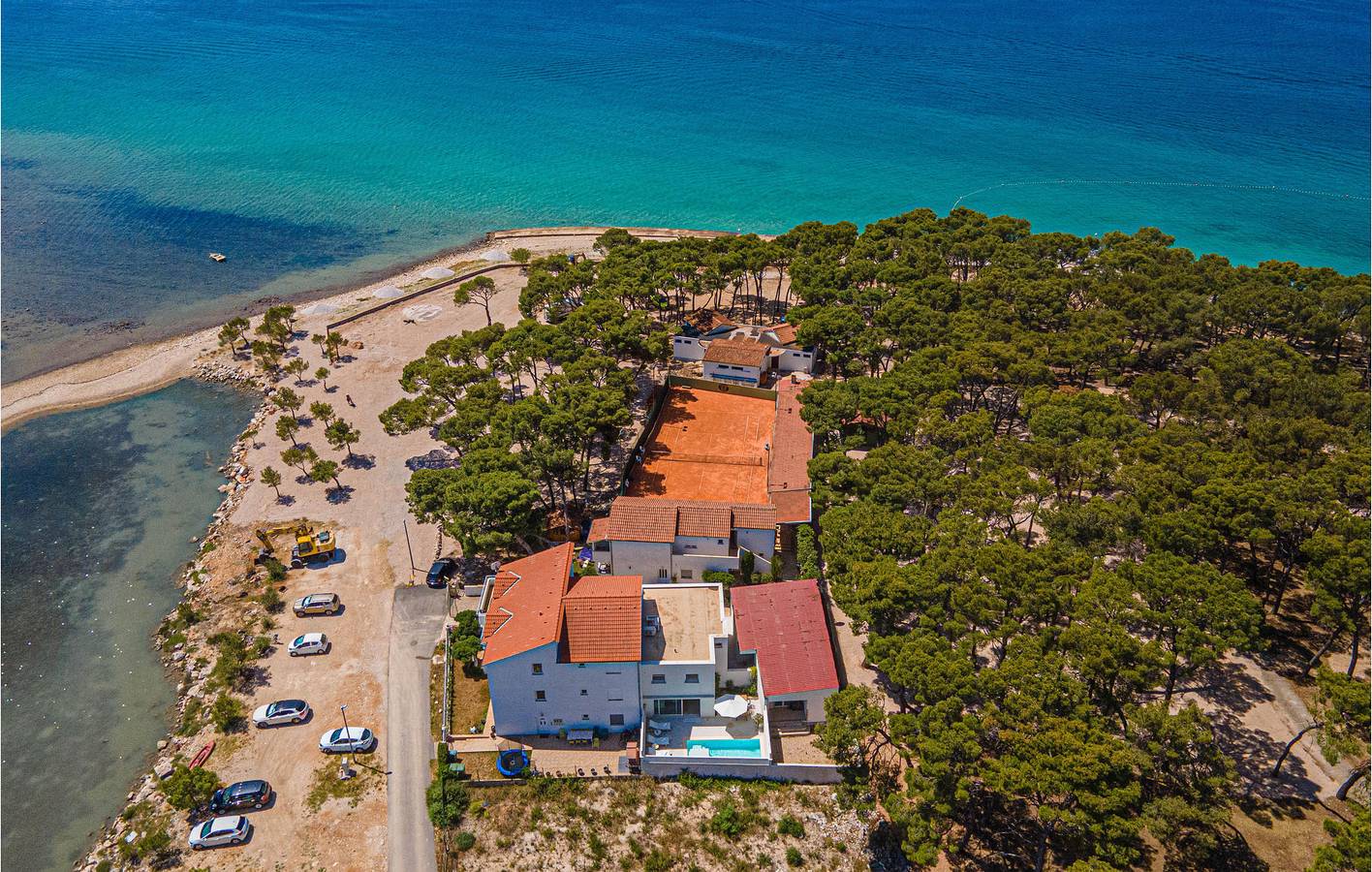 Charming 2km to Beach: Air-Conditioned Apartment with Pool & WiFi in Sibenik, Šibenik-Knin