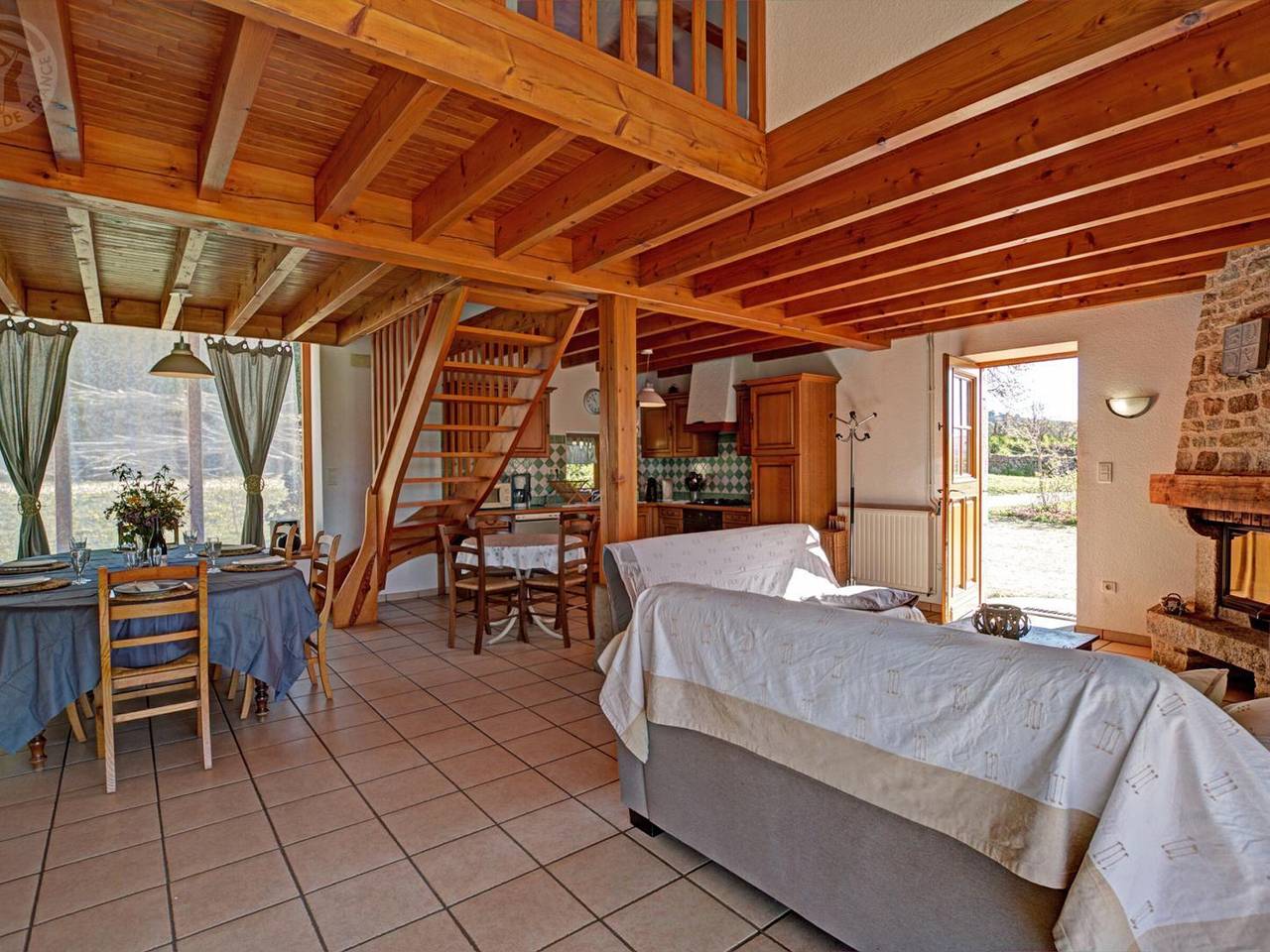 Gîte rustique 6 pers avec cheminée et grand jardin, animaux acceptés in Les Salles, Montbrison