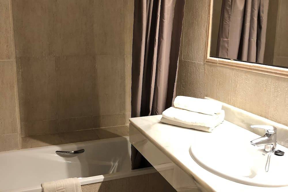 Entire apartment, Spacious modern apartment with large terrace and private pool, long & short lets in Playa Serena (Roquetas de Mar), Roquetas de Mar
