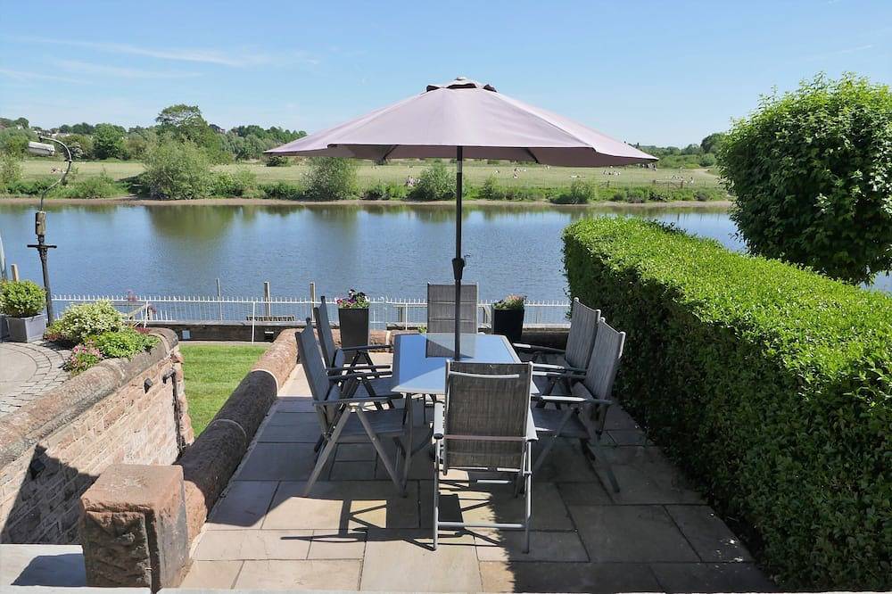 Cottage-Ensuite-Shower and Bath in Chester, West Cheshire und Chester