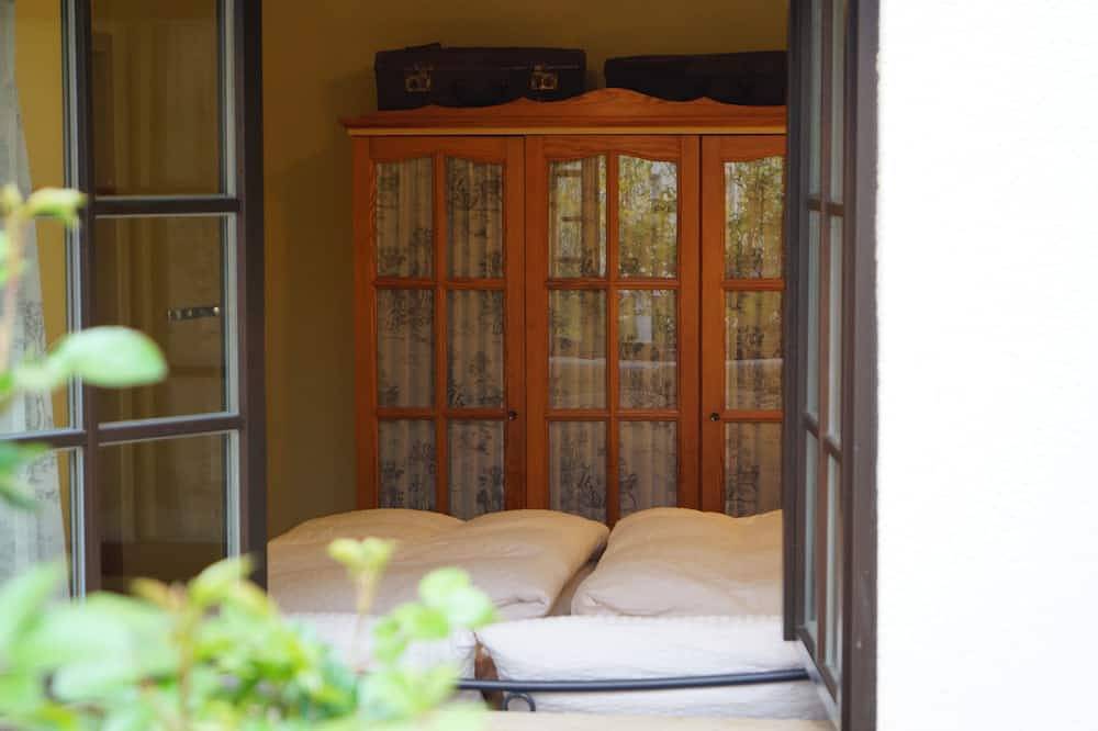 Ganze Wohnung, Liebevoll eingerichtete Ferienwohnung mit sonnigem, ruhigen Balkon zum Lavendel in Freital, Osterzgebirge