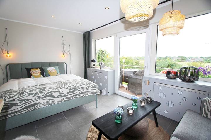 Ganze Wohnung, Frisch renoviertes Einzimmer-Appartement mit Süd-Balkon und Blick in die Wiesen in Nordfriesische Inseln (Schleswig-Holstein) (Schleswig-Holstein), Wenningstedt