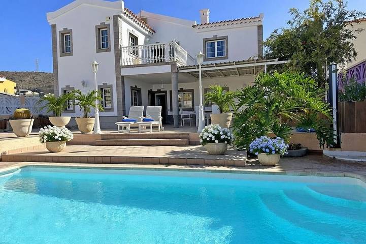Villa for 16 people, with garden and balcony in Mogán