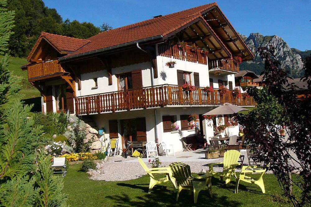 Mountain chalet 1100m alt, heated indoor pool 29.5°C all year round in Bernex, Thonon-les-Bains region