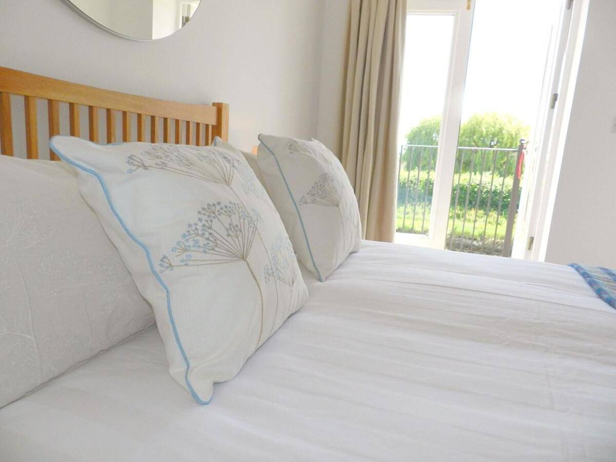 River Cottage, Arundel Riverside, Just Steps from the Historic Town in Arundel, South Downs